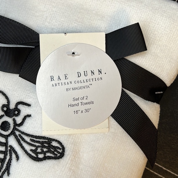 🐝 HOST PICK 🐝 Rae Dunn Bee Kind Hand Towels 🐝 - Picture 3 of 5